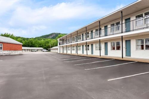 . Rodeway Inn Gorham Riverside