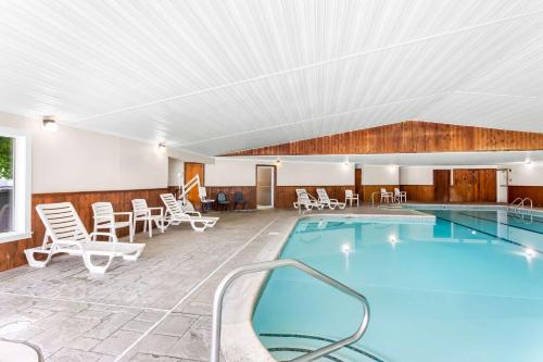 Rodeway Inn - image 12