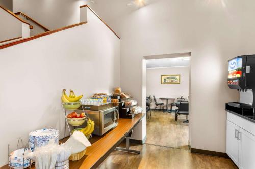 Rodeway Inn - image 9