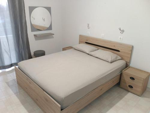 1 queen bed, 1 sofa bed
