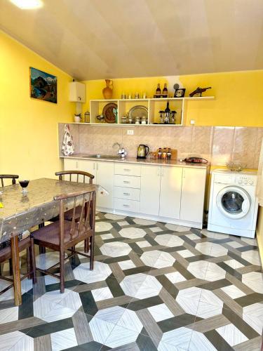 Kitchen, VaLiVa Sanahin Guest House in Alaverdi