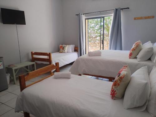 1 double bed, 2 twin beds
