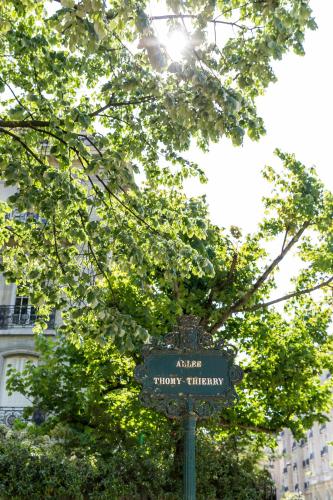 Veeve - Avenue to the Eiffel Tower - main image