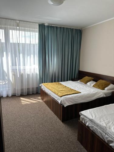 3 twin beds