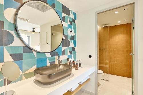 Deluxe Double Room with Side Sea View image 3