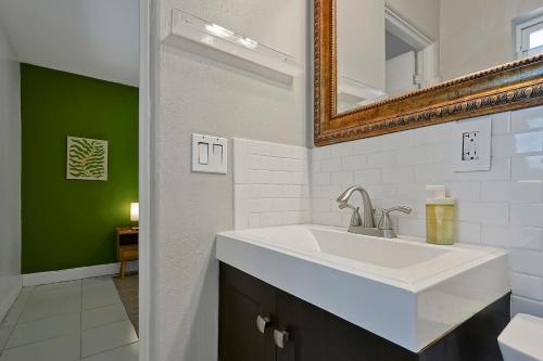 Orlando Retreat 3BR Home, Patio in Orlando, USA