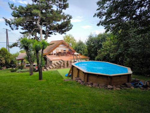 Swimmingpool, Panoráma Apartman Alsóörs (Panorama Apartman Alsoors) in Alsóörs