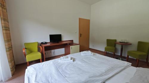 Double or Twin Room with Garden View image 6