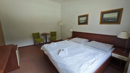 Double or Twin Room with Garden View image 10