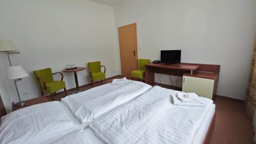 Double or Twin Room with Garden View image 7