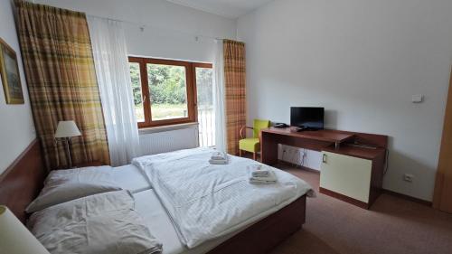Double or Twin Room with Garden View image 8