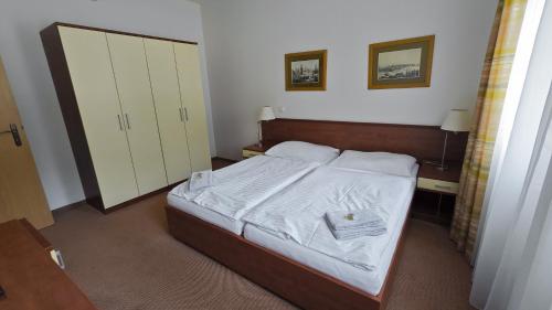 Double or Twin Room image 8
