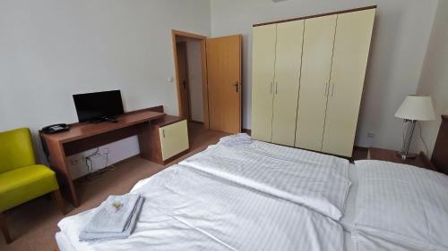 Double or Twin Room image 6