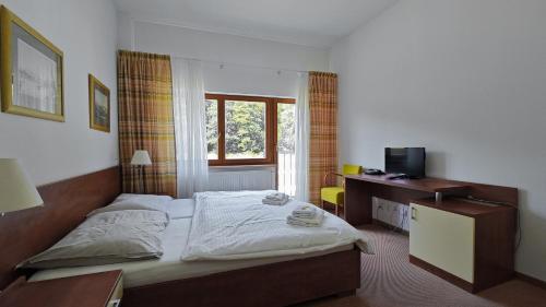 Double or Twin Room image 9