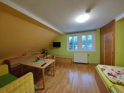 2 bedrooms, 3 beds