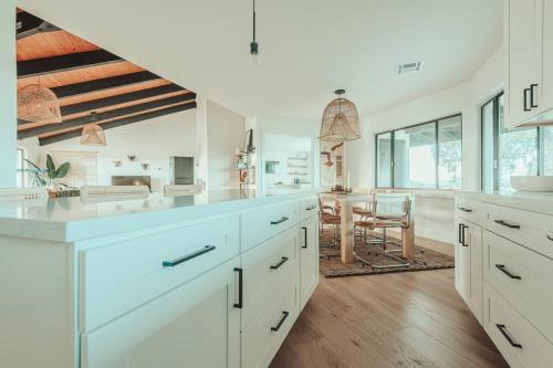 Vista El Pomar-Luxe Hill Top Home in Charolais