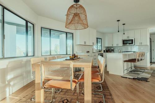 Vista El Pomar-Luxe Hill Top Home in Charolais