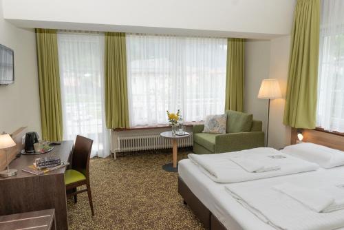 1 queen bed, 1 sofa bed