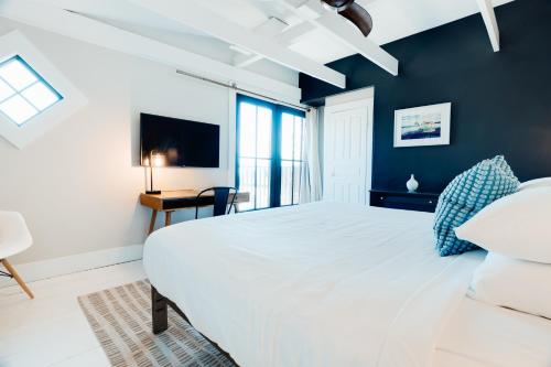 Deluxe King Room with Balcony