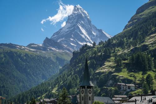 Twin or Double Room with Matterhorn View image 5