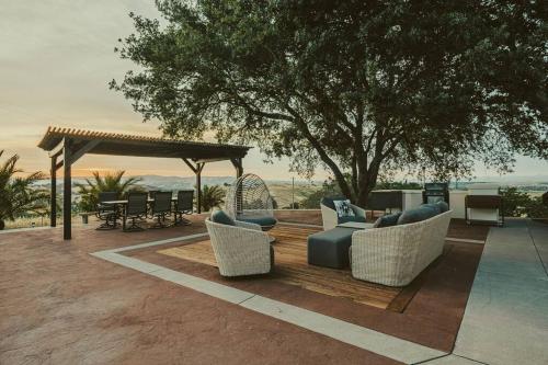 Vista El Pomar-Luxe Hill Top Home in Charolais