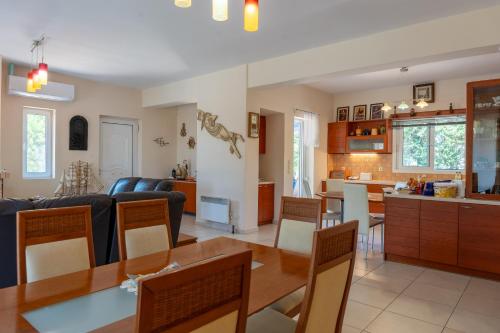 Beautiful Summer Villa in Chalkoutsi in Chalkoutsi (Attiki)