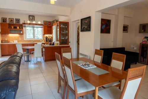 Beautiful Summer Villa in Chalkoutsi in Chalkoutsi (Attiki)