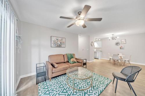 Stonecrest 713, 2bd Apt I Free Parking I Pool in New Albany, USA