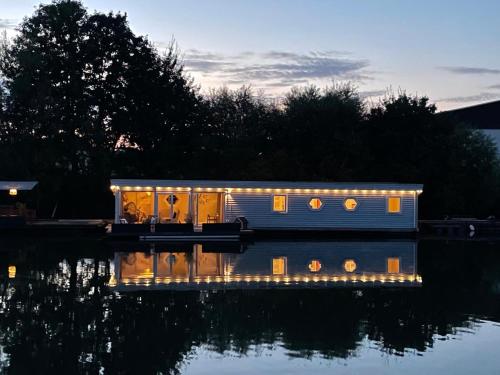 Hausboot direkt auf der Weser in Hameln, Deutschland