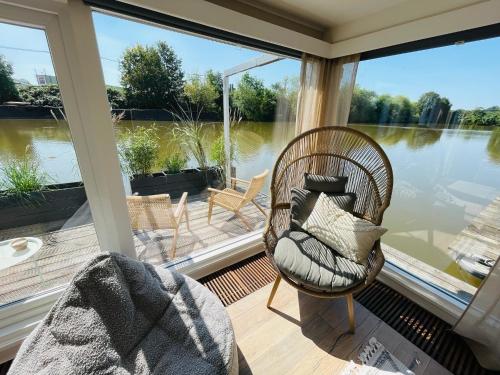 Hausboot direkt auf der Weser in Hameln, Deutschland