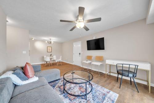 Stonecrest 620, 2Bd Apt I Free Parking I Pool in 新奧爾巴尼(IN)