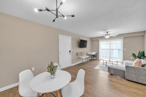 Stonecrest 620, 2Bd Apt I Free Parking I Pool in 新奧爾巴尼(IN)