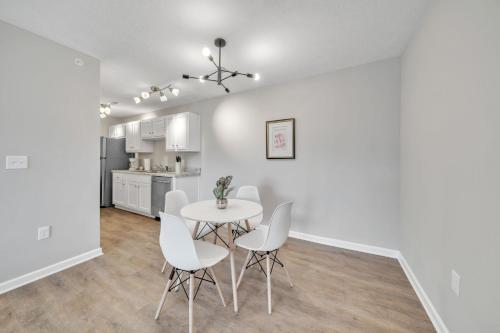 Stonecrest 712, 2bd Apt I Free Parking I Pool in New Albany, USA