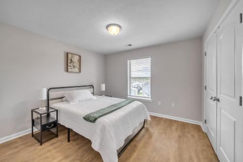 Stonecrest 716, 2bd Apt I Free Parking I Pool in New Albany, USA