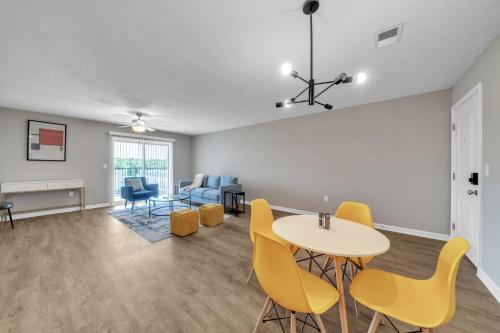 Stonecrest 716, 2Bd Apt I Free Parking I Pool in 新奧爾巴尼(IN)