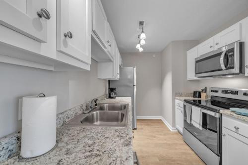 Stonecrest 716, 2Bd Apt I Free Parking I Pool in 新奧爾巴尼(IN)