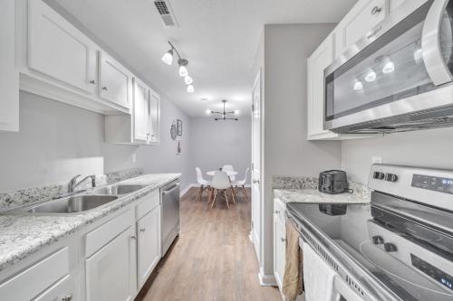 Stonecrest 713, 2bd Apt I Free Parking I Pool in นิวอัลบานี (IN)