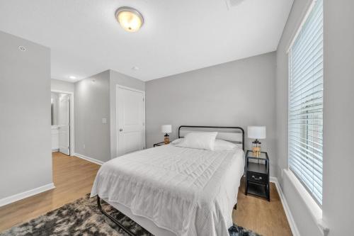Stonecrest 722, Modern 2bd Apt I Parking I Gym in New Albany, USA