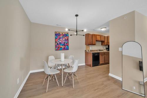 Stonecrest 822, 2bd Apt I Free Parking I Pool in New Albany, USA