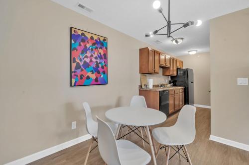 Stonecrest 822, 2bd Apt I Free Parking I Pool in New Albany, USA