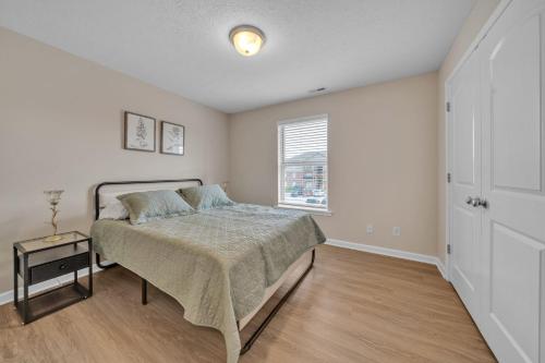 Stonecrest 822, 2bd Apt I Free Parking I Pool in New Albany, USA
