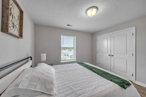 Stonecrest 716, 2bd Apt I Free Parking I Pool in New Albany, USA