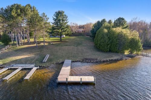 Waterfront Retreat By Henn House Properties - main image
