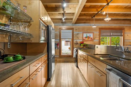 Cabin Porch Paradises in Unionville, USA