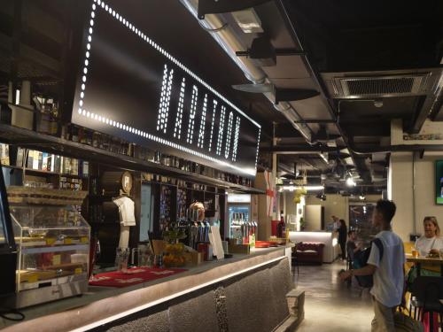 Pub/salong, Marathon Hostel near Piazza de Ferrari