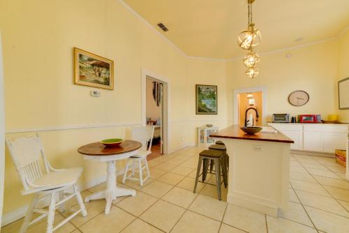 Cozy Thomasville Cottage - Walk to Downtown! in توماسفيل