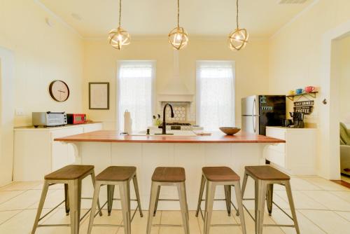 Cozy Thomasville Cottage - Walk to Downtown! in توماسفيل