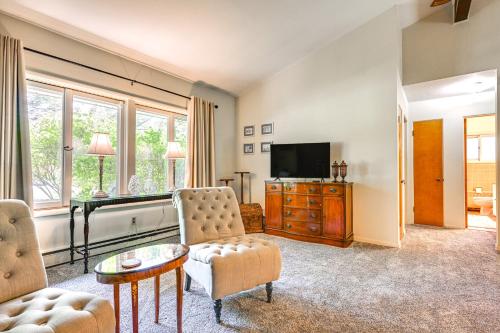 3 Mi to Michigan State Apt with Patio in Lansing! in Lansing, USA