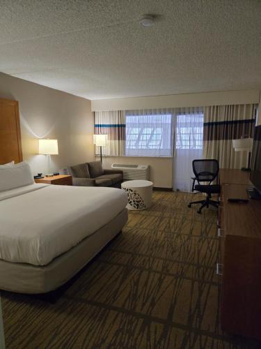 DoubleTree by Hilton Rochester - image 18