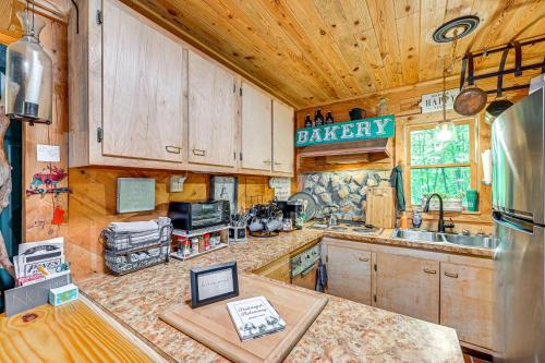 Charming Roaring Gap Cabin with Patio and Fire Pit! in Abshers, USA